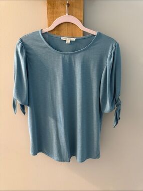GREEN Envelope Short Sleeve Tie-Sleeve Top in Dusty Blue